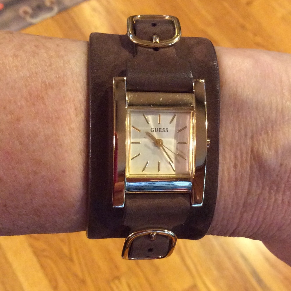 GUESS LADIES WATCH WITH 3 CHANGEABLE STRAPS